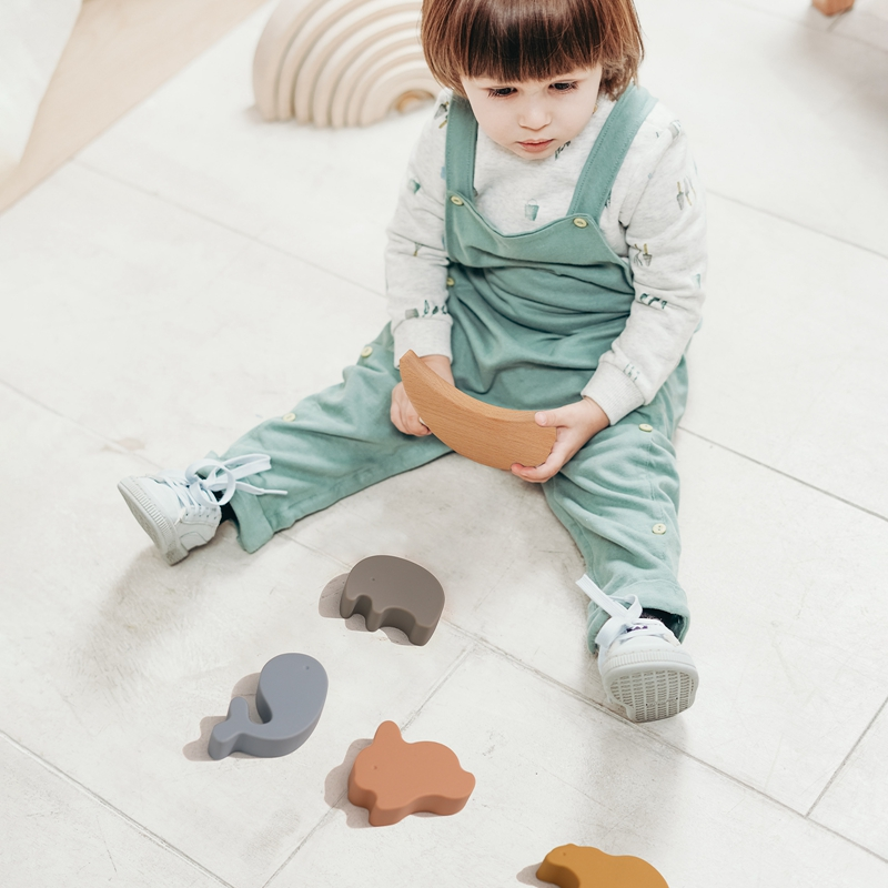 Joc educativ de Stivuire și Echilibrare pentru copii