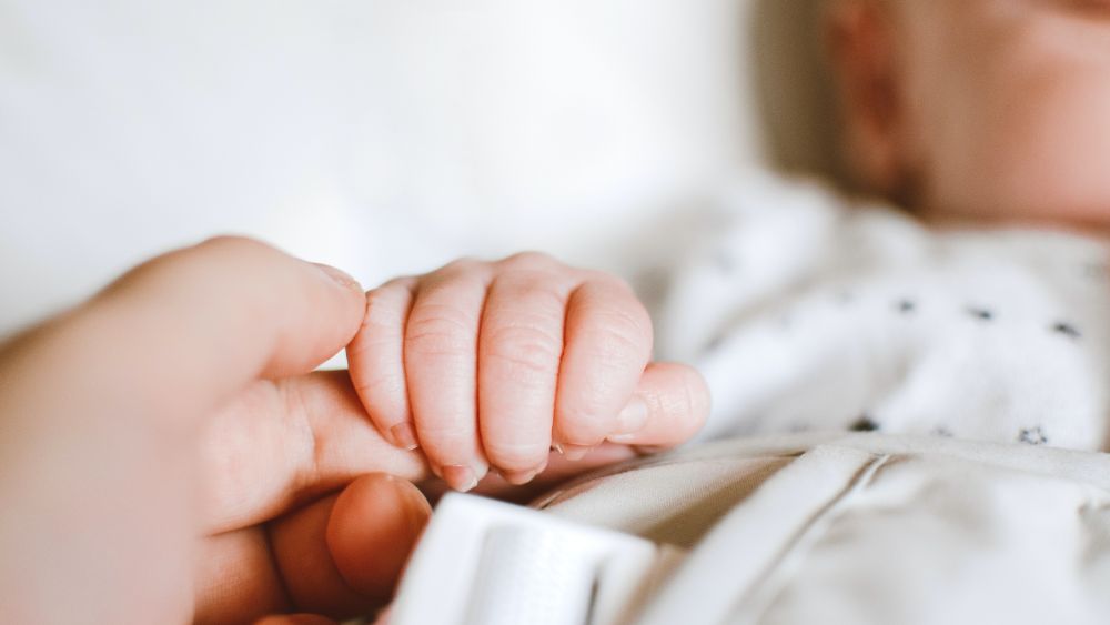 Cadouri pentru nașterea unui copil: ce să cumperi pentru un nou-născut?